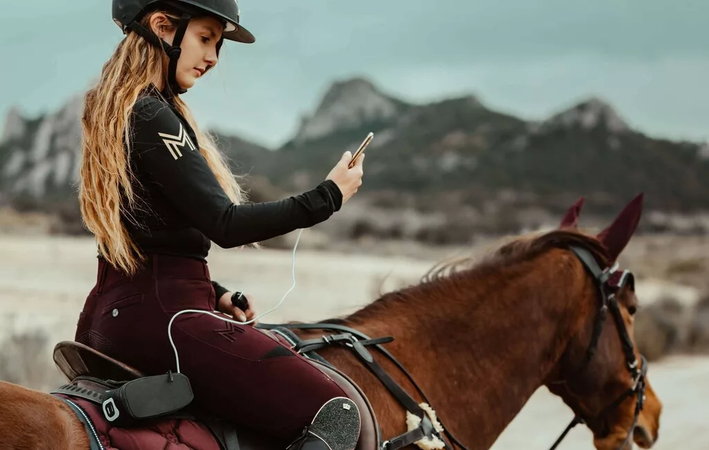 Mujer a caballo con GPS móvil - App-PAJ