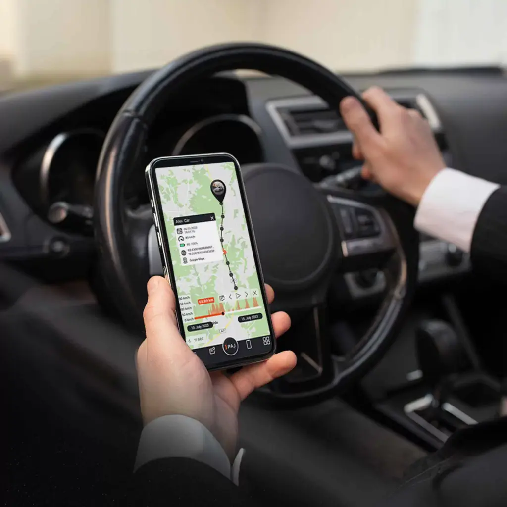 Persona con un movil en la mano para localizar su coche