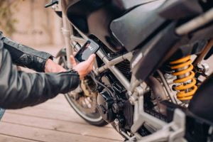 ¿Cómo instalar un localizador GPS en una motocicleta?