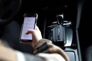 Cómo rastrear un coche con un localizador GPS