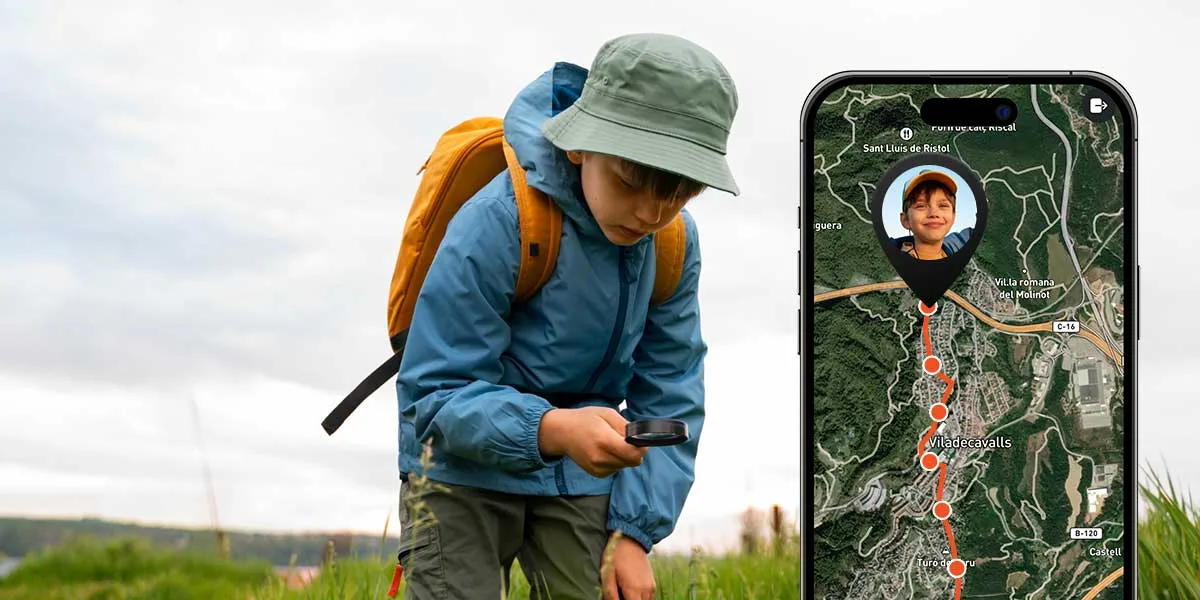 Niño de excursión en el que se me un localizador gps con la ruta